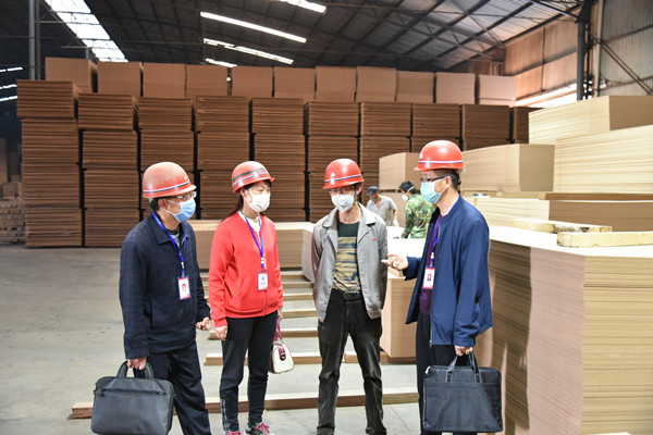 6.深入華興人造板廠_副本.jpg 6.深入華興人造板廠_副本.jpg