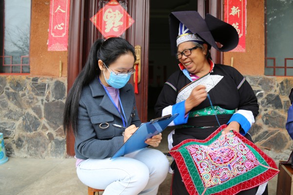 馬關縣巡察工作人員在坡腳鎮小馬固村委會新寨村向檔卡戶傣族大媽董品英了解家庭收入情況。拍攝:蔡明麗.jpg 馬關縣巡察工作人員在坡腳鎮小馬固村委會新寨村向檔卡戶傣族大媽董品英了解家庭收入情況。拍攝:蔡明麗.jpg