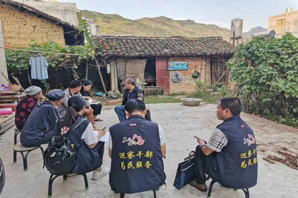 廣南縣巡察干部進村入戶走訪座談,了解群眾生產生活情況、村干部履職情況等,進一步深化巡察成果。(攝影:陸毅芳).jpg 廣南縣巡察干部進村入戶走訪座談,了解群眾生產生活情況、村干部履職情況等,進一步深化巡察成果。(攝影:陸毅芳).jpg