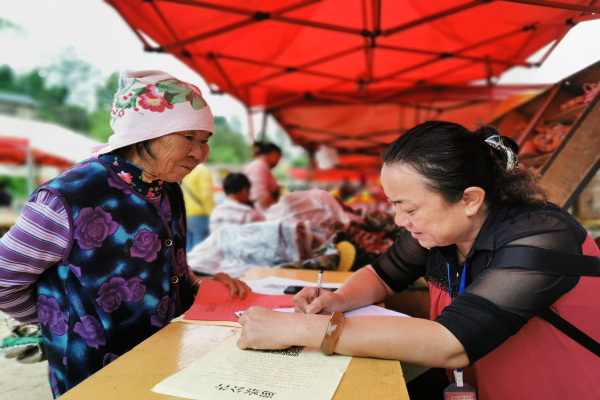 文山市利用趕集日、群眾家門口進行現場接訪,解決群眾疑難問題。(徐仁貴 攝).jpg 文山市利用趕集日、群眾家門口進行現場接訪,解決群眾疑難問題。(徐仁貴 攝).jpg