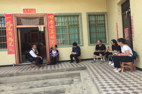 西疇縣巡察組在西疇縣興街鎮清河村開展對村巡察,工作人員深入壯族農戶家中了解惠民利農政策、扶貧政策落實情況。周純攝:.jpg 西疇縣巡察組在西疇縣興街鎮清河村開展對村巡察,工作人員深入壯族農戶家中了解惠民利農政策、扶貧政策落實情況。周純攝:.jpg