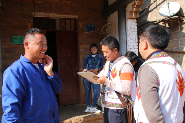 丘北縣巡察干部進村入戶,向樹皮鄉獨家寨村群眾了解農村危房改造情況。(王靈惠 攝).jpg 丘北縣巡察干部進村入戶,向樹皮鄉獨家寨村群眾了解農村危房改造情況。(王靈惠 攝).jpg
