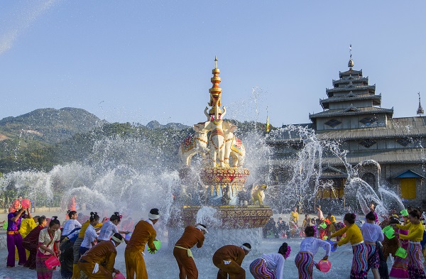 芒市1.潑水節 楊幫慶攝.jpg