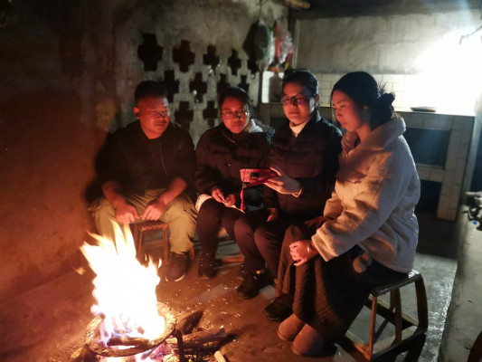 臨滄市耿馬縣四排山鄉(xiāng)紀(jì)委走訪老寨村新寨三組田忠明家時(shí)觀看《清流毒-云南在行動(dòng)》第三集 清“大師” 辨掮客 凈土壤。.jpg