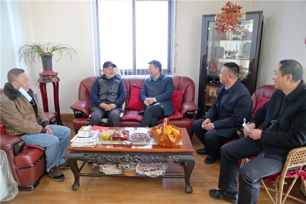 州紀委監委領導班子慰問退休老干部