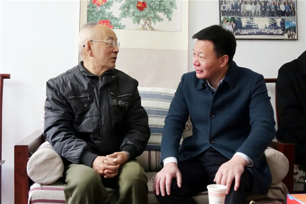 州紀委監委領導班子慰問退休老干部