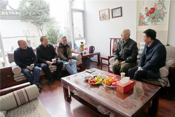 州紀委監委領導班子慰問退休老干部